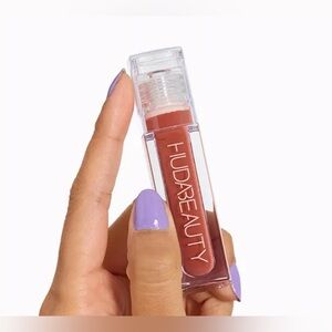 NIB 𝑯𝒖𝒅𝒂 𝑩𝒆𝒂𝒖𝒕𝒚 𝐹𝑎𝑢𝑥 𝐹𝑖𝑙𝑙𝑒𝑟 extra shine lip gloss
